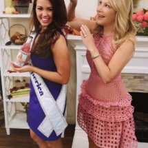 Here is newly crowned Miss America Cara Mund and The Ellen Show lifestyle expert Kym Douglas. Cara is holding our new Rocket Fizz bottled Kym Douglas Glamorous Grapefruit Soda Pop.